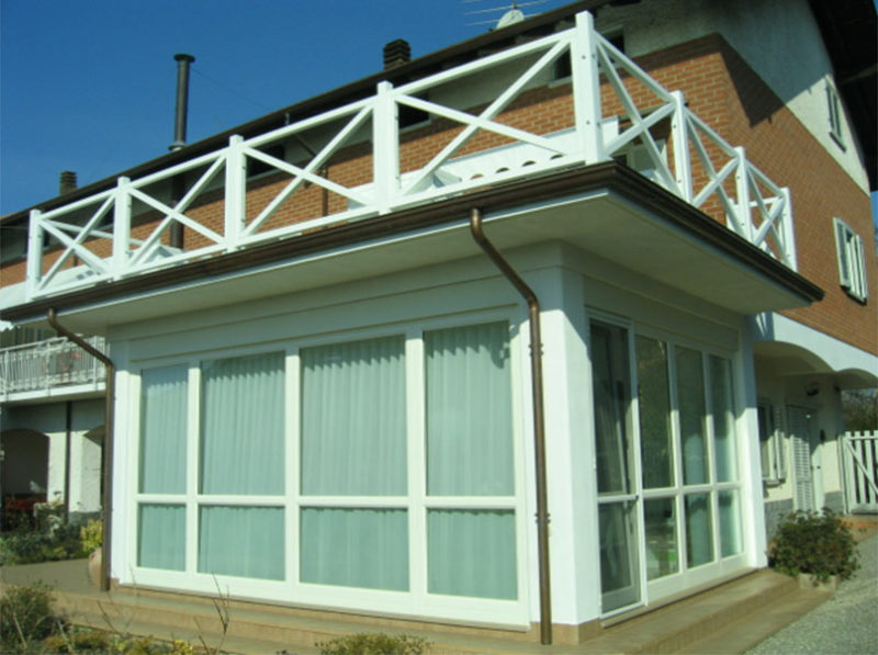 veranda in legno con vetrate e balconata